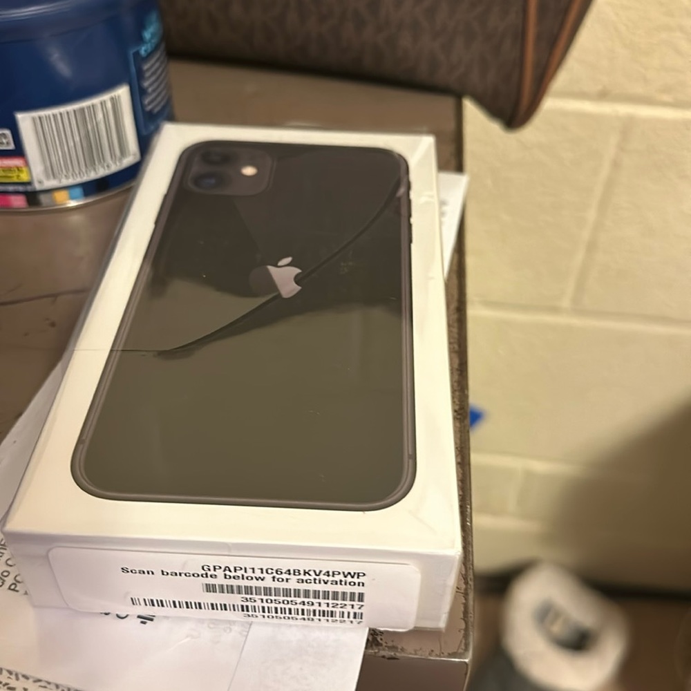 Apple IPhone 11 sealer brand new!